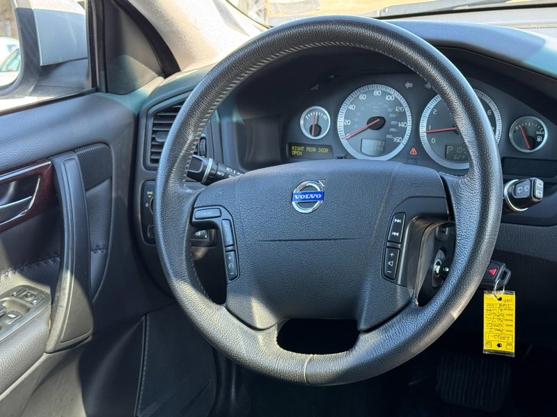 Volvo XC70 Vehicle Full-screen Gallery Image 12