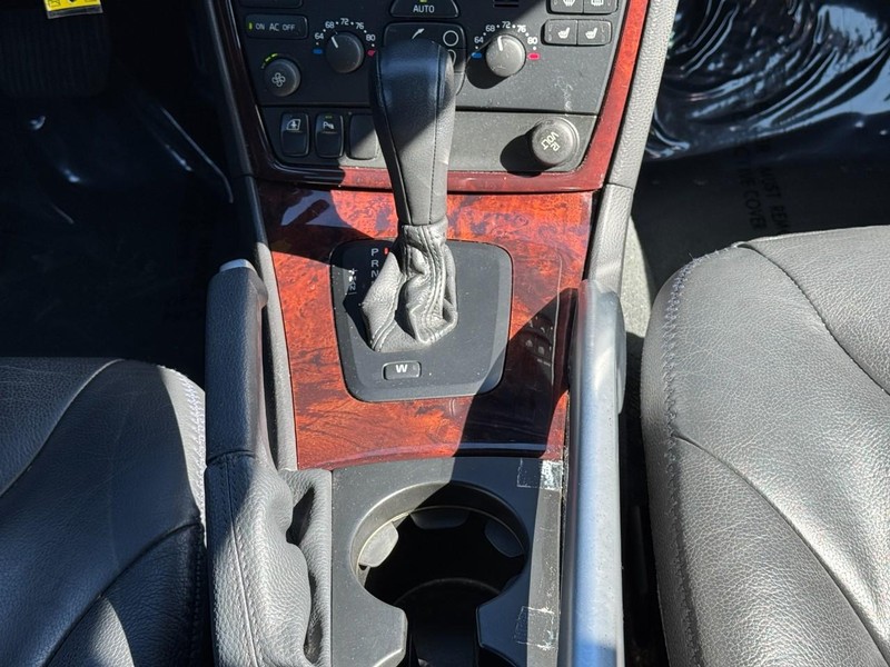 Volvo XC70 Vehicle Full-screen Gallery Image 14