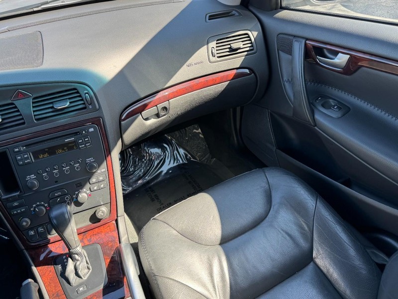 Volvo XC70 Vehicle Full-screen Gallery Image 15