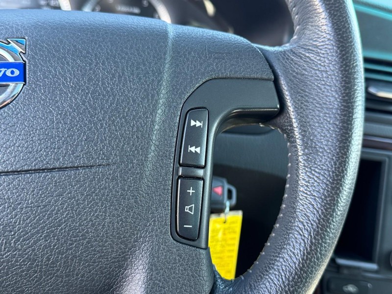 Volvo XC70 Vehicle Full-screen Gallery Image 17