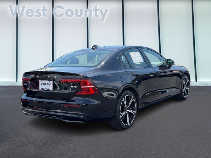 Volvo S60 Vehicle Full-screen Gallery Image 03