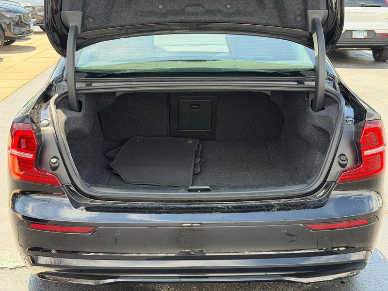Volvo S60 Vehicle Full-screen Gallery Image 04