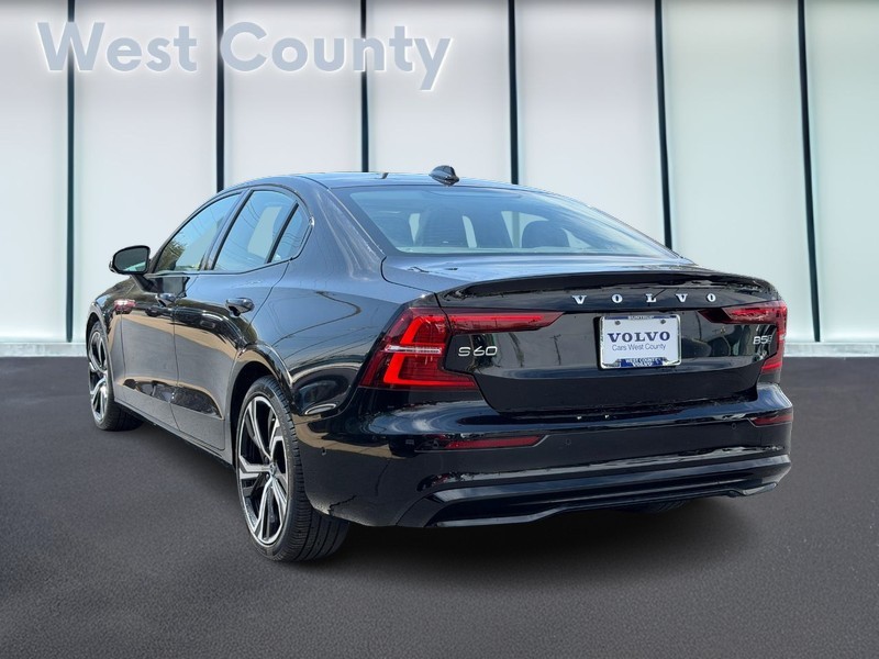 Volvo S60 Vehicle Full-screen Gallery Image 06
