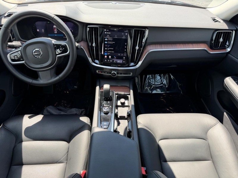 Volvo S60 Vehicle Full-screen Gallery Image 11