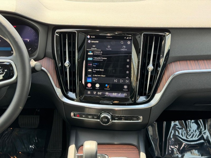 Volvo S60 Vehicle Full-screen Gallery Image 13