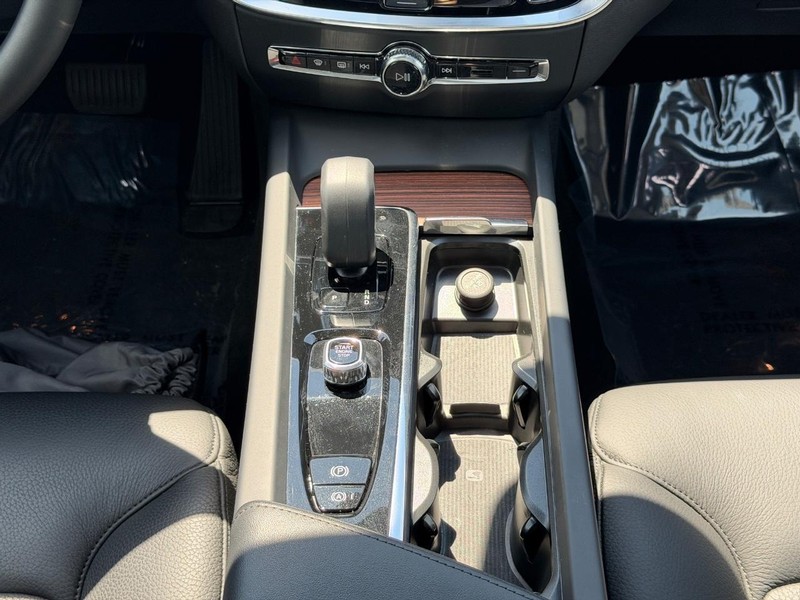 Volvo S60 Vehicle Full-screen Gallery Image 14