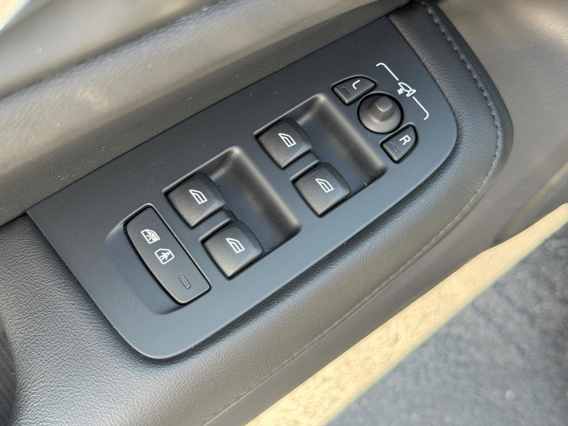 Volvo S60 Vehicle Full-screen Gallery Image 16
