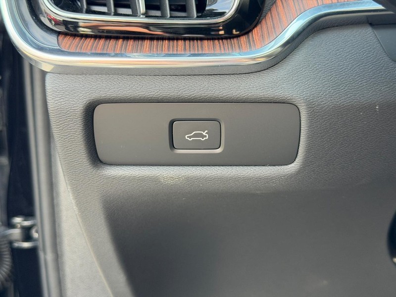 Volvo S60 Vehicle Full-screen Gallery Image 18