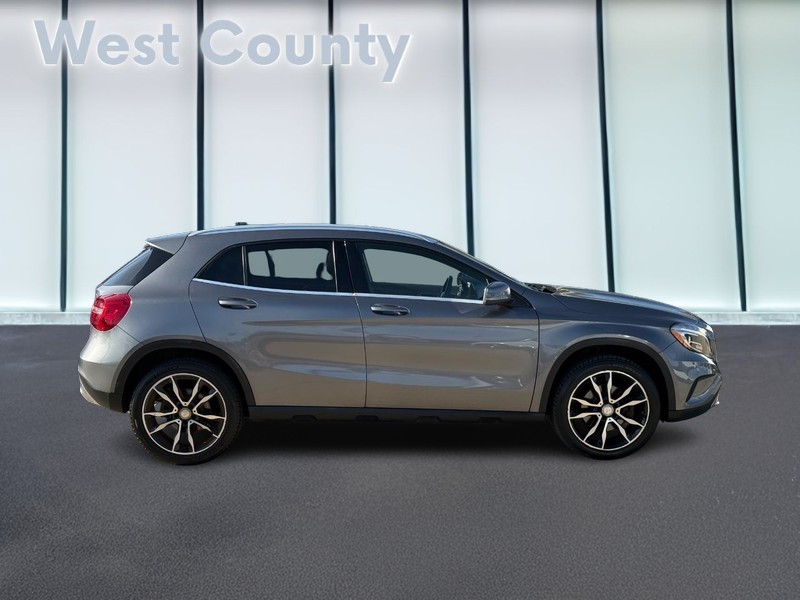 Mercedes-Benz GLA-Class Vehicle Full-screen Gallery Image 02