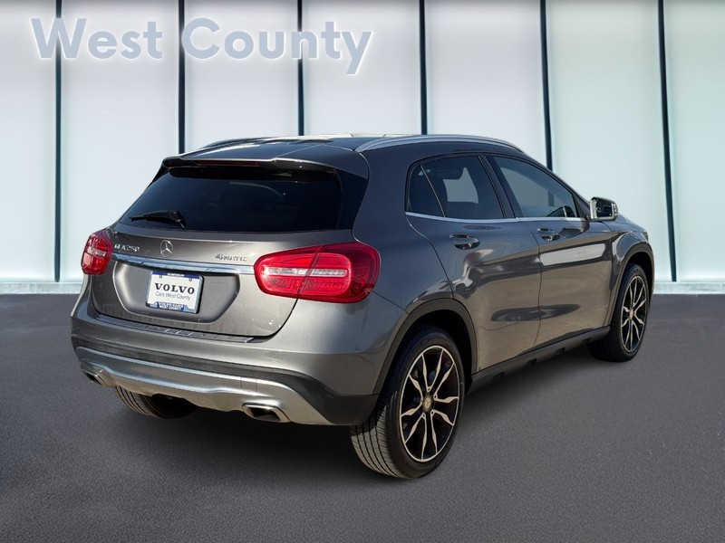 Mercedes-Benz GLA-Class Vehicle Full-screen Gallery Image 03