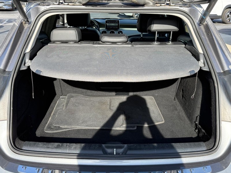 Mercedes-Benz GLA-Class Vehicle Full-screen Gallery Image 04