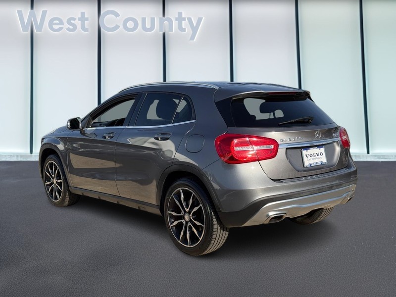 Mercedes-Benz GLA-Class Vehicle Full-screen Gallery Image 06