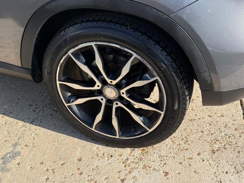 Mercedes-Benz GLA-Class Vehicle Full-screen Gallery Image 07