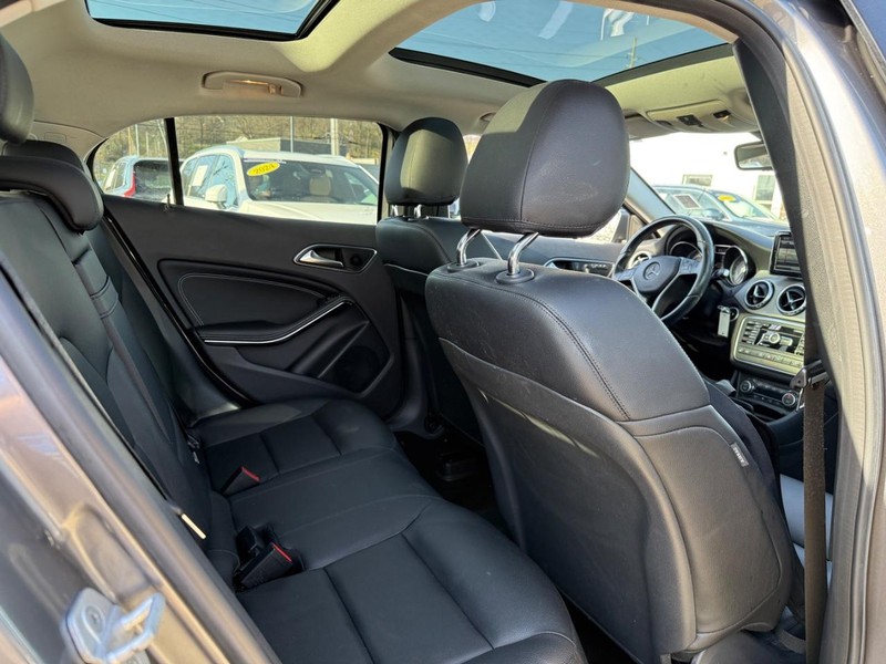 Mercedes-Benz GLA-Class Vehicle Full-screen Gallery Image 10