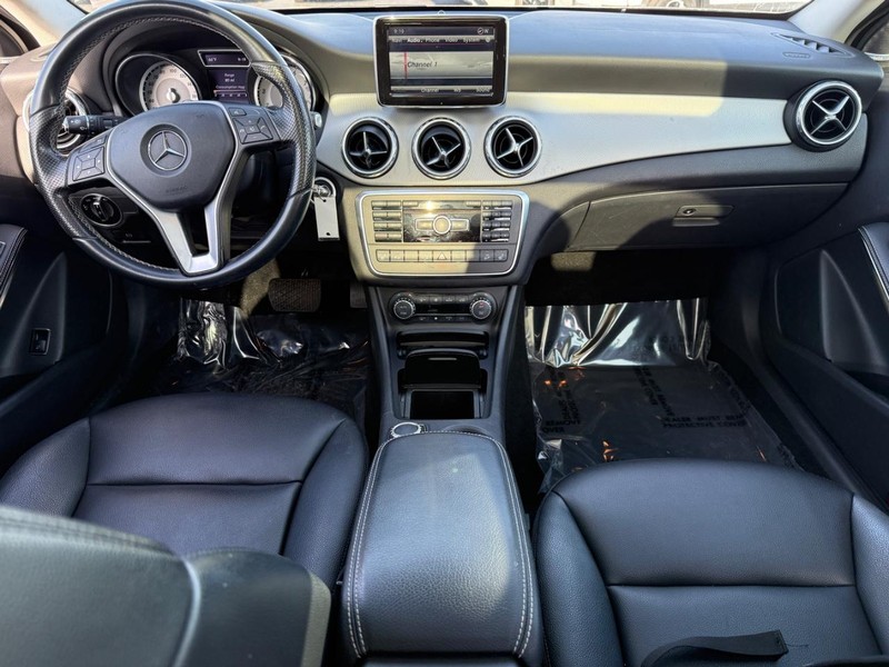 Mercedes-Benz GLA-Class Vehicle Full-screen Gallery Image 11