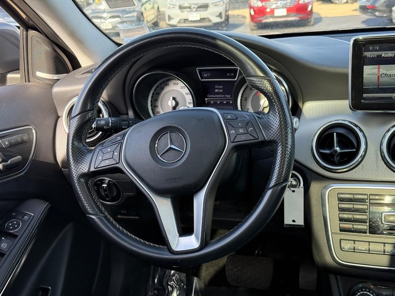 Mercedes-Benz GLA-Class Vehicle Full-screen Gallery Image 12