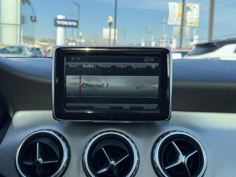 Mercedes-Benz GLA-Class Vehicle Full-screen Gallery Image 13