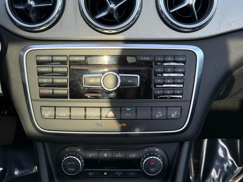 Mercedes-Benz GLA-Class Vehicle Full-screen Gallery Image 14