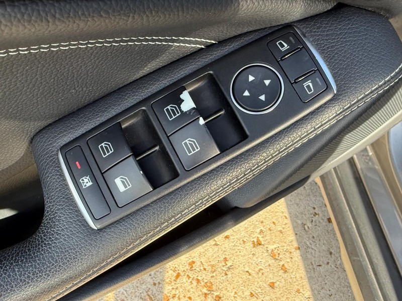 Mercedes-Benz GLA-Class Vehicle Full-screen Gallery Image 15