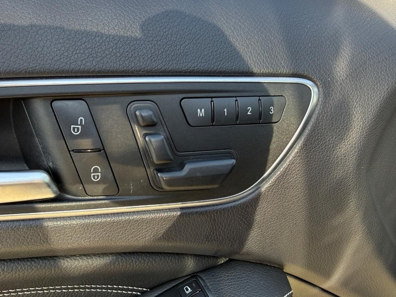 Mercedes-Benz GLA-Class Vehicle Full-screen Gallery Image 16