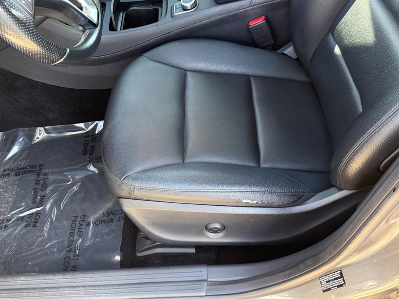 Mercedes-Benz GLA-Class Vehicle Full-screen Gallery Image 17