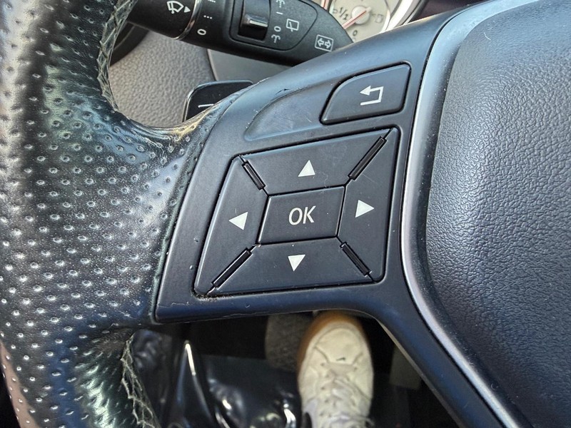 Mercedes-Benz GLA-Class Vehicle Full-screen Gallery Image 18