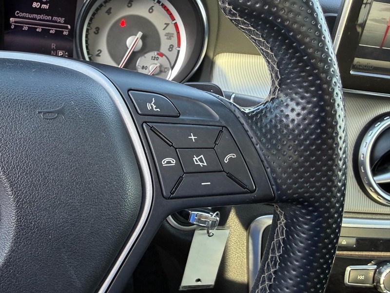 Mercedes-Benz GLA-Class Vehicle Full-screen Gallery Image 19