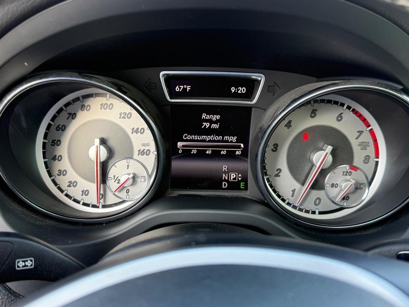 Mercedes-Benz GLA-Class Vehicle Full-screen Gallery Image 20