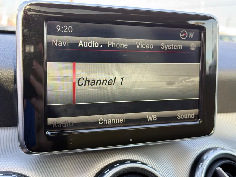 Mercedes-Benz GLA-Class Vehicle Full-screen Gallery Image 21