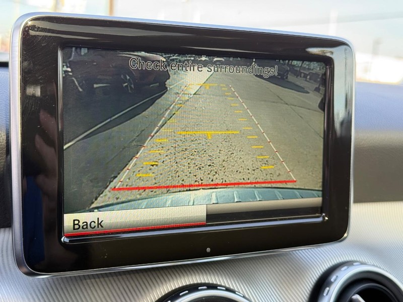 Mercedes-Benz GLA-Class Vehicle Full-screen Gallery Image 22