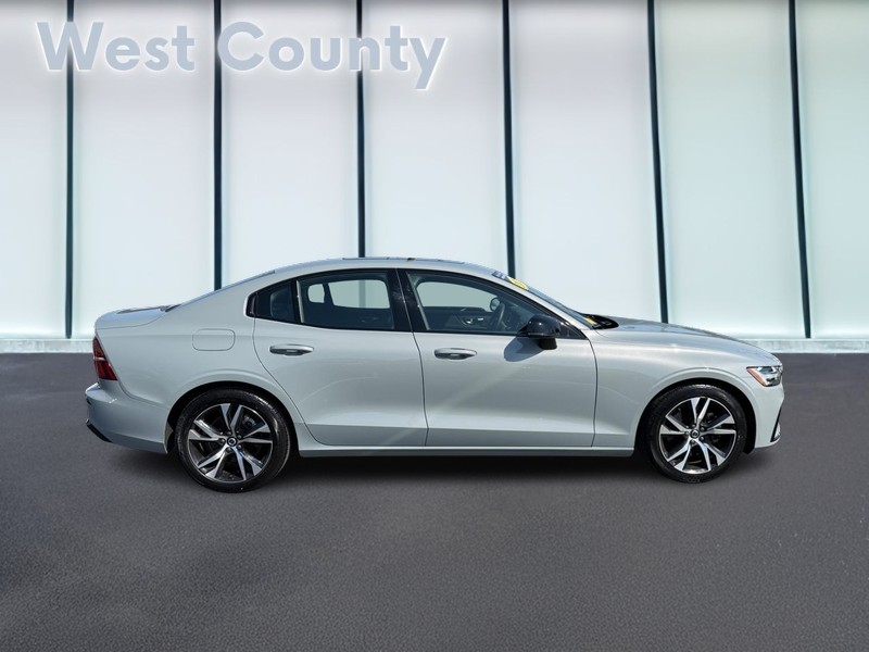 Volvo S60 Vehicle Full-screen Gallery Image 02