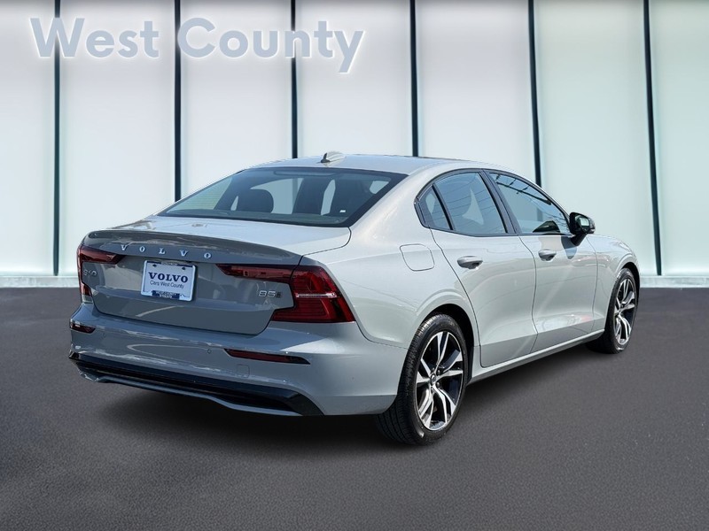 Volvo S60 Vehicle Full-screen Gallery Image 03