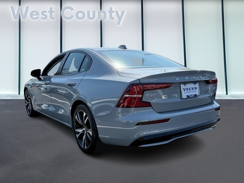 Volvo S60 Vehicle Full-screen Gallery Image 06