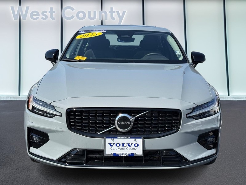 Volvo S60 Vehicle Full-screen Gallery Image 09