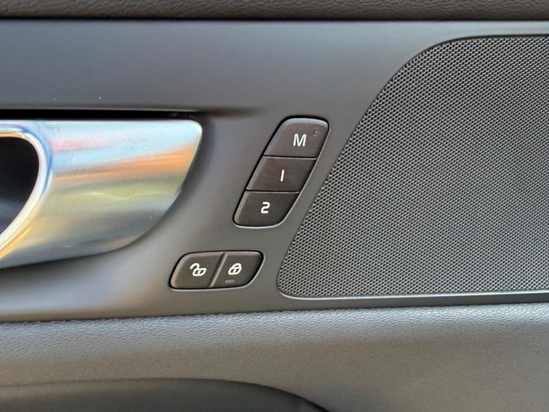 Volvo S60 Vehicle Full-screen Gallery Image 15