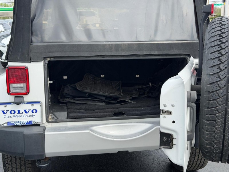 Jeep Wrangler Unlimited Vehicle Full-screen Gallery Image 04