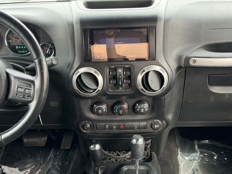 Jeep Wrangler Unlimited Vehicle Full-screen Gallery Image 12