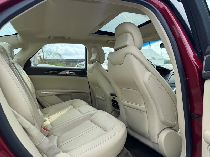 Lincoln MKZ Vehicle Full-screen Gallery Image 10