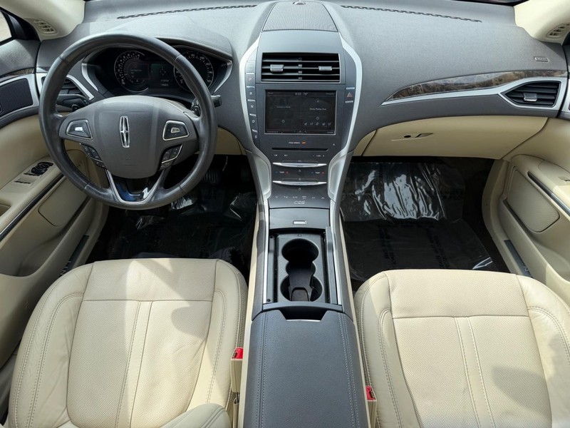 Lincoln MKZ Vehicle Full-screen Gallery Image 11
