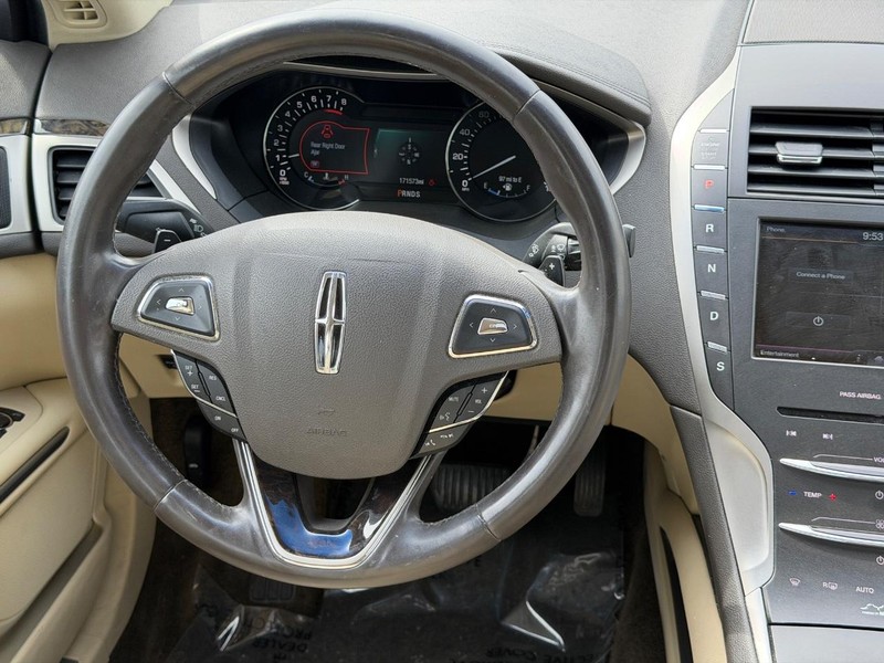 Lincoln MKZ Vehicle Full-screen Gallery Image 12