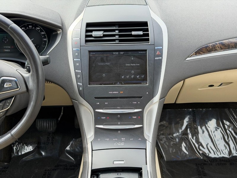 Lincoln MKZ Vehicle Full-screen Gallery Image 13