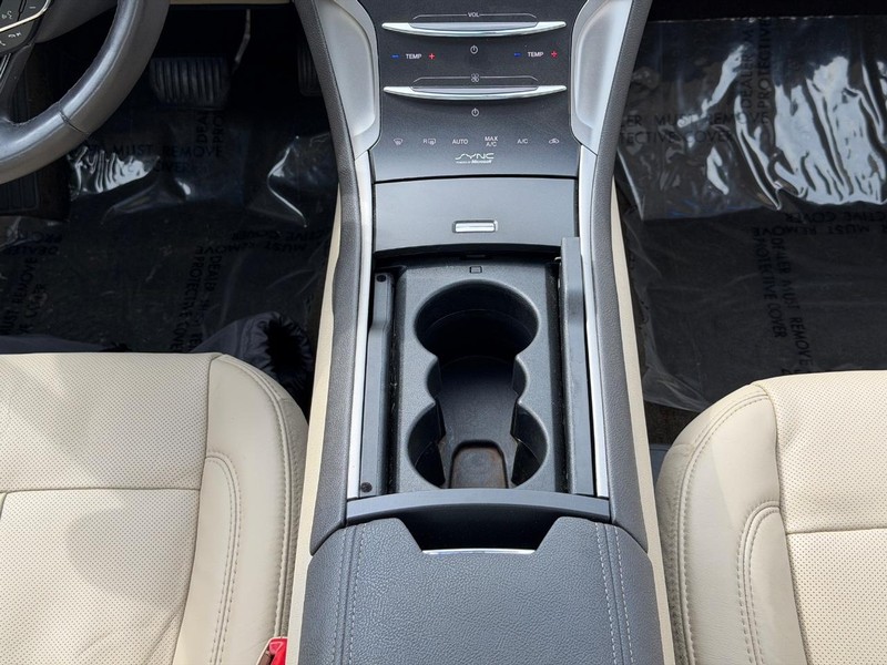 Lincoln MKZ Vehicle Full-screen Gallery Image 14