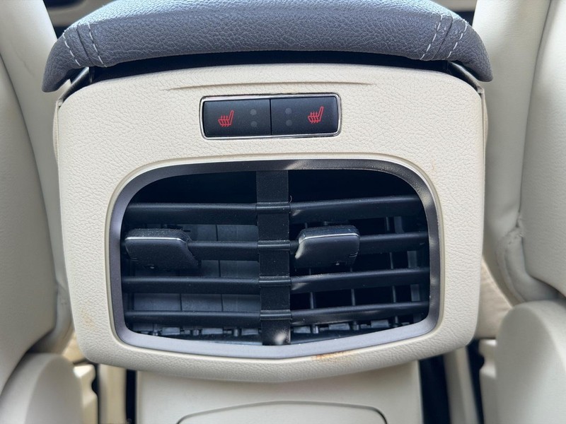 Lincoln MKZ Vehicle Full-screen Gallery Image 15