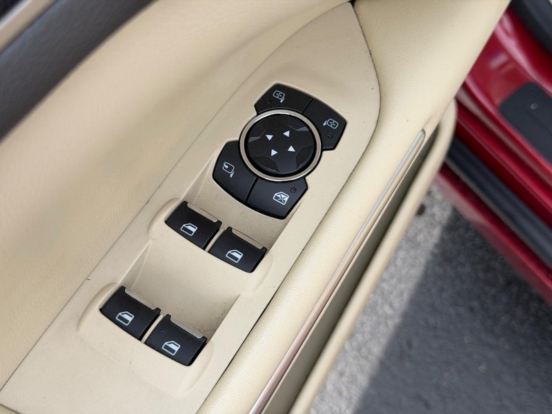 Lincoln MKZ Vehicle Full-screen Gallery Image 16