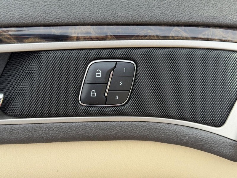 Lincoln MKZ Vehicle Full-screen Gallery Image 17