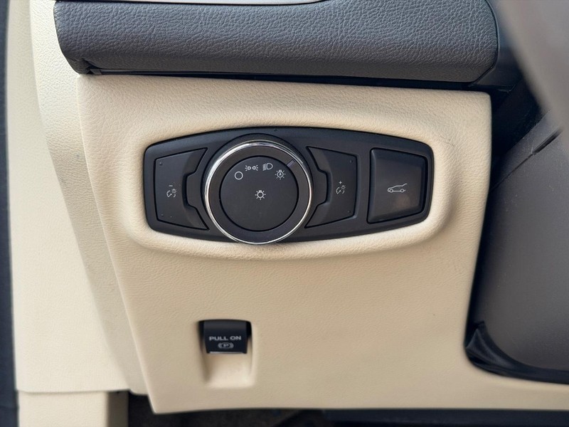 Lincoln MKZ Vehicle Full-screen Gallery Image 18