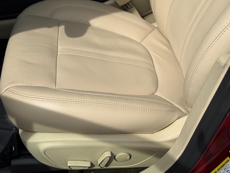 Lincoln MKZ Vehicle Full-screen Gallery Image 25