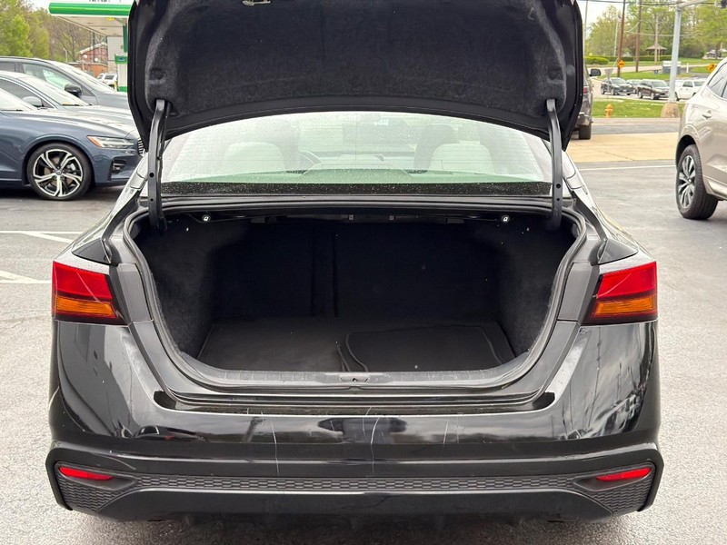 Nissan Altima Vehicle Full-screen Gallery Image 04