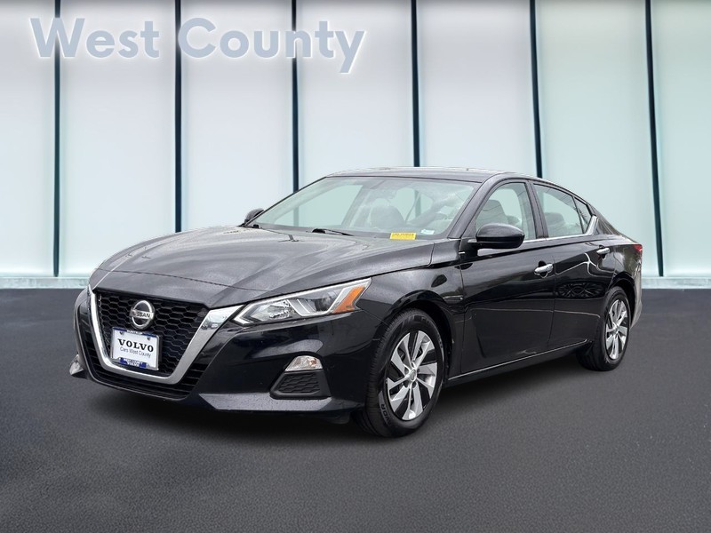 Nissan Altima Vehicle Full-screen Gallery Image 08