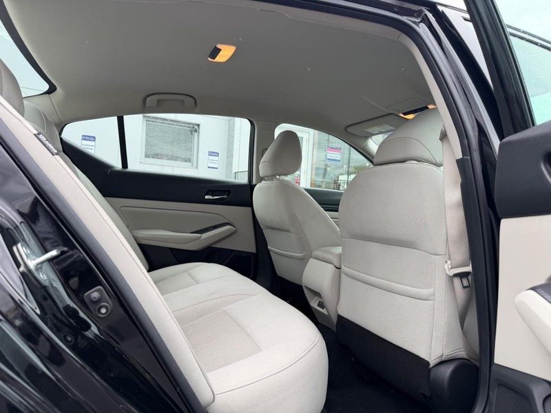 Nissan Altima Vehicle Full-screen Gallery Image 10